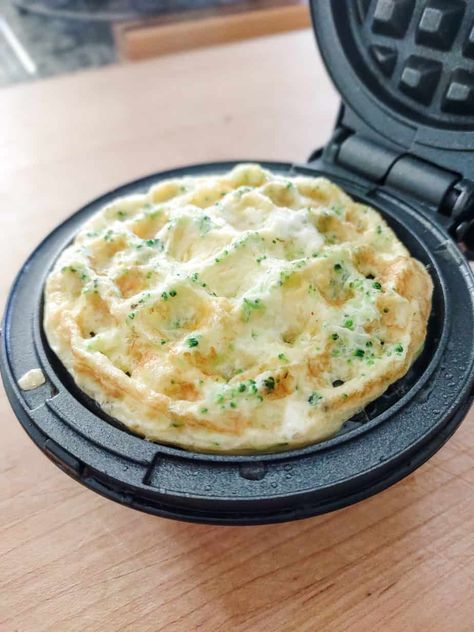 Eggs In Waffle Maker, Egg Waffle Recipe, Mini Waffle Recipe, Dash Mini Waffle Maker, Healthy Omelet, Dash Recipe, Easy Waffle Recipe, Mini Waffle Maker, Waffle Iron Recipes