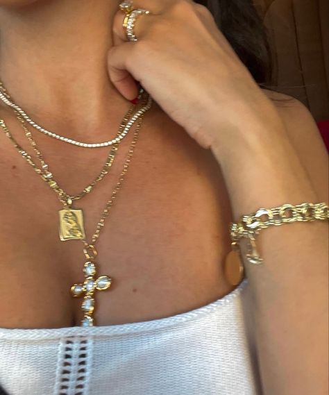 Gold Jewelry Chunky, Stack Necklaces, Gold Necklace Stack, Stack Jewelry, Chunky Gold Jewelry, Latina Jewelry, En Route Jewelry, Jewelry Stack, Dope Jewelry Accessories