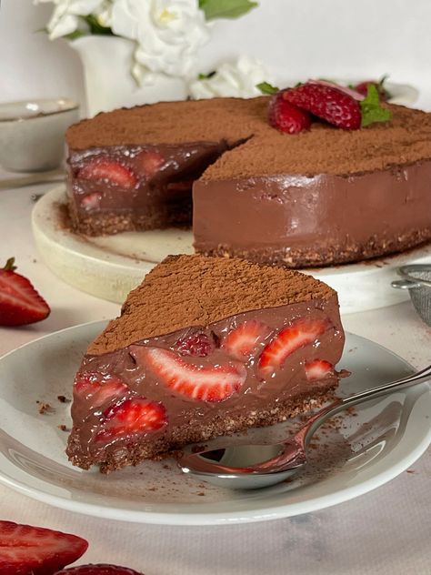 Pudim de chocolate e morangos (fit; sem açúcar; opção sem glúten e sem lactose) Cod Recipes, Dump Cake Recipes, Healthy Cake, Microwave Recipes, Strawberry Desserts, Portuguese Recipes, Sem Lactose, Healthy Dessert, Sin Gluten