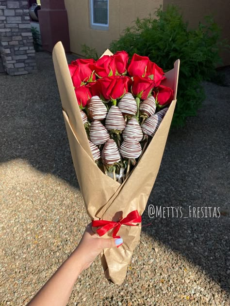 Beautiful flower bouquet with chocolate covered strawberries!! Perfect for any occasion ❤️ follow us on instagram @mettys_fresitas #giftsforher #giftsforhim #chocolatecoveredstrawberries #dippedstrawberries #desserts #flowerarranging #flowers #mothersday #mothersdaygift Chocolate Dipped Strawberries Bouquet, Chocolate Strawberries Bouquet, Strawberries Bouquet, Valentine Chocolate Covered Strawberries, Coloured Roses, White Chocolate Covered Strawberries, Strawberry Cake Pops, Strawberry Ideas, Valentine Strawberries