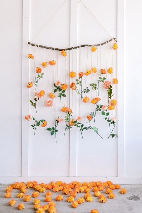 Diy Flower Wall, Yellow Carnations, Fleurs Diy, Flower Picks, Deco Nature, Hanging Plants Indoor, Flower Wall Backdrop, Hanging Flowers, Wall Backdrops