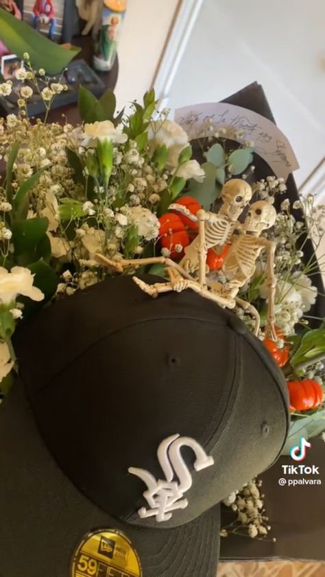 Hat Ramos For Guys, Spooky Bouquet, Bf Bday, Spooky Basket, Man Bouquet, Spooky Halloween Gifts, Cute Couple Gifts, Bouquet Gift, Boquette Flowers