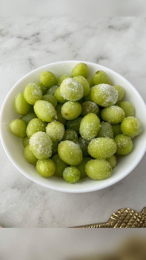 Sunny Yue | Recipe Creator on Instagram: “Sour Patch Grapes🍇💚 With summer right around the corner, you’ll definitely see me making these ☀️ They are so refreshing!! Recipe:…” Crunchy Grapes, Sour Food, Sour Patch Grapes, Green Snacks, I Want Food, Frozen Grapes, Refreshing Snacks, Sour Fruit, Sour Grapes