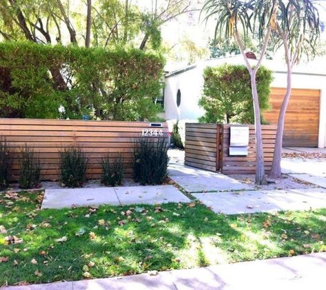 Top 60 Best Front Yard Fence Ideas - Outdoor Barrier Designs Front Yard Fence Ideas, Yard Fence Ideas, Yard Privacy, Wood Fence Design, Yard Fence, Modern Fence Design, Modern Front Yard, Front Yard Design, Backyard Privacy