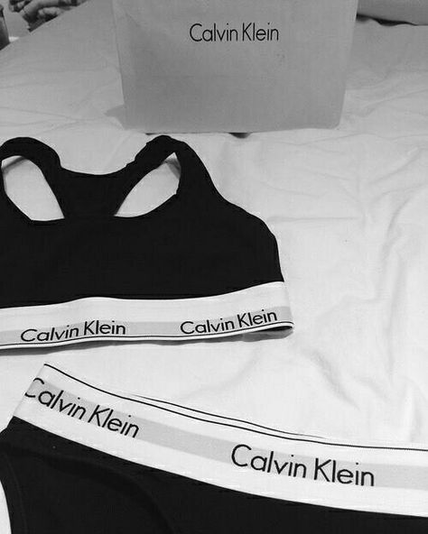 #Calinklein #workout #goinghard Calvin Klein Outfits, Calvin Klein Bra, Calvin Klien, My Calvins, Sport Bras, Sport Bh, Cotton Logo, Sports Bras, Mode Outfits