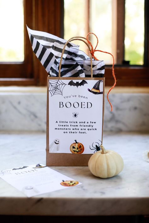 Create the cutest You've Been Booed bags with this free printable. Plus get lots of You've been Booed ideas! October Secret Pal Gifts, Teacher You’ve Been Booed, Boo Bag Ideas For Adults, Boo Basket Ideas Neighbor, Boo Basket For Employees, Boo Bag Ideas Kids, October Appreciation Ideas, Fall Package Ideas, You’ve Been Boozed Gift Ideas