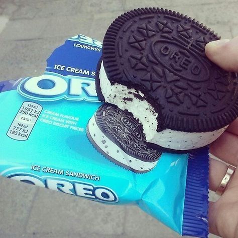 ◖ pinterest: priincesssprisi ◗ Oreo Ice Cream Sandwich, Oreo Ice Cream, Junk Food Snacks, Cream Sandwich, Food Pics, Ice Cream Cookies, حلويات صحية, Think Food, Deilig Mat