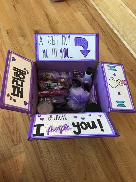 Box Of Purple Gift Ideas, Purple Sunshine Box Ideas, Purple Gift Box Ideas For Best Friend, Purple Theme Gift Basket, Purple Candy Basket, Purple Birthday Gifts, Purple Present Box Gift Ideas, Purple Gift Box Ideas Birthday, Purple Care Package