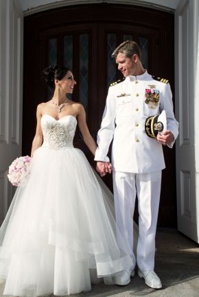 Navy Military Weddings, The Office Wedding, Raw Photography, Frocks And Gowns, Military Couples, Wedding Photoshoot Props, Military Wedding, Royal Clothing, White Dress Shoes