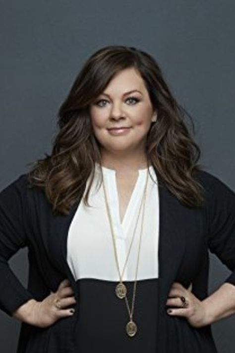 Cabelo Plus Size, Fat Face Haircuts, Over 40 Hairstyles, Professional Headshots Women, Plus Size Posing, Headshot Poses, Headshots Women, Comedy Film, Melissa Mccarthy