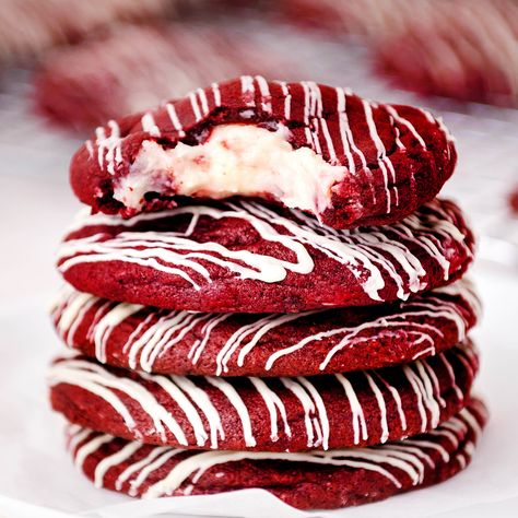 These moist and chewy red velvet cookies are stuffed with a light and fluffy cream cheese filling and are very similar to my chewy double chocolate chip cookies but with the flavor and texture of my authentic red velvet cake! Super easy to make and even easier to eat or gift during the Holidays. Stuffed Red Velvet Cookies, Summer Baking Recipes, Cream Cheese Cookie Recipe, Holiday Candy Recipes, Sugar Geek, Red Velvet Recipes, Velvet Cookies, Red Velvet Cookies, Double Chocolate Chip Cookies