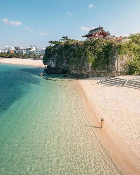 credit: IG @visitjapanau Naminoue Beach boasts stunning views of the crystal-clear turquoise waters and soft sandy shores that are characteristic of the region. Okinawa Beach, Places To Visit In Japan, Japan Beach, Winter In Australia, Kyoto Japan Travel, Japan Travel Guide, Okinawa Japan, Visit Japan, Naha