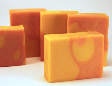 My veggie soap: carrot juice and tomato juice Carrot Juice Benefits, Carrot Juice Recipe, Soap Images, Soap Design Ideas, Soap Photography, Carrot Soap, Pretty Soap, Citrus Juice, Honey Soap