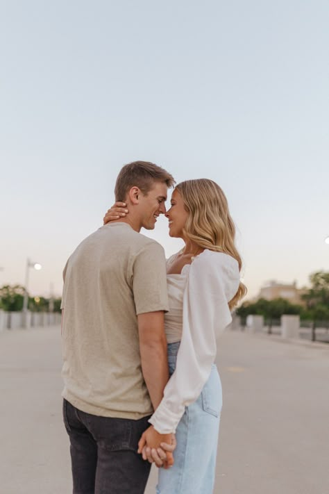 Couple Poses Photography Outdoors Fall, Tan And White Engagement Photos, Trendy Couples Photoshoot, Jumpsuit Couple Photoshoot, Couples Engagement Poses Photography, Engagement Poses Same Height, Couples At Weddings Guest Outfits, Poses For Couples That Are The Same Height, White Sweater And Jeans Engagement Photos