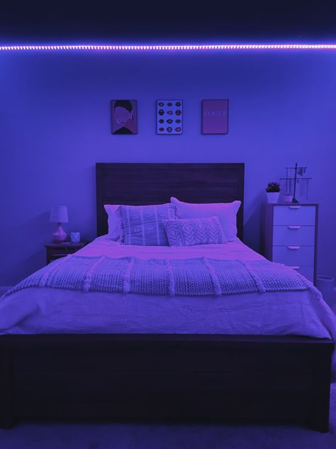 Aesthetic Bedroom Ideas Led Lights, Bedroom Ideas Single Bed, Bedroom Ideas Led Lights, Aesthetic Girl Bedroom, Bedroom Ideas Led, Old Bedroom Ideas, Uni Room Inspo, School Tips And Tricks, Tidy Bedroom