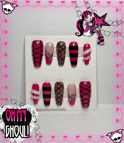 *Long Coffin pictured* Draculaura Inspired Press on Nail Set! Part of my Halloween collection! "Don't you wanna be a monster too?" (*If you're interested in the Short Square or XL Stiletto Presizes please message me for the size charts  - Set includes 1 reusable case, 1 pair of adhesive tabs, 2 alcohol prep wipes, 1 cuticle pusher, 1 mini buffer, 1 mini nail file. - Don't know your nail size? You can measure your nail size at home! (instructions on 2nd slide) or you can purchase a sizing kit to Cute Acrylic Nail Designs Square, Nail Inspo For Halloween, Clawdeen Wolf Nails Designs, Kuromi Almond Nails, Draculaura Nails Ideas, Xl Halloween Nails, Black And Red Square Nails, Draculaura Inspired Nails, Frankie Stein Nails