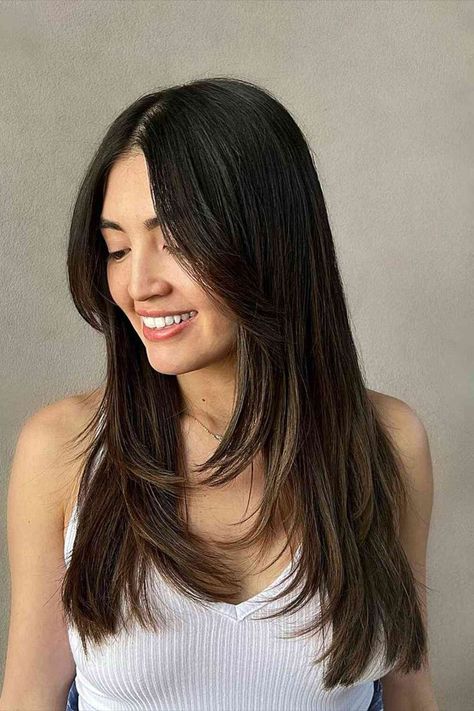 Chest-Length Brunette Straight Hair with Butterfly Layers and Middle Part Layer Panjang, Black Hair Haircuts, Dunner Wordend Haar, Hair Inspiration Long, Layered Haircuts For Medium Hair, Straight Hair Cuts, Haircuts For Medium Hair, Edgy Hair, Haircuts Straight Hair