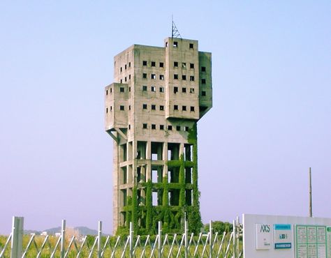 Maunsell Sea Forts Zombie Proof House, Apocalypse House, Brutalism Architecture, Apocalypse Survival, Zombie Survival, Brutalist Architecture, Minecraft Architecture, Brutalism, Zombie Apocalypse