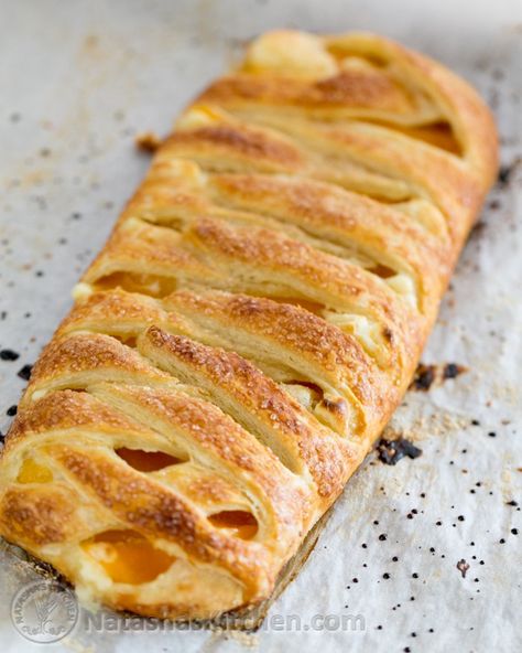 Peach Cream Cheese Braided Danish Recipe - Natasha's Kitchen - orange marmalade and peaches Braided Danish, Puff Pastry Braid, Peach Puff Pastry, Peaches Cream Cheese, Cream Cheese Puffs, Puff Pastry Recipes Dessert, Cream Cheese Puff Pastry, Pastries Recipes Dessert, Danish Dough