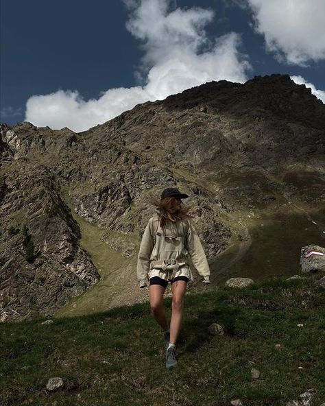 Angela Neururer on Instagram: "Bergliebe ⛰🤍 . . . . . . . . #happyme #happyplace #outside #outsideisfree #adventure #explore #exploremore #mountains #mountainlove #hiking #hikingadventures #mountainlake #lake #view #nature #naturephotography #love #thelittlethings #sunday #watercolors #reflection #stunning #naturephotography #lovetirol #mountainstones" Hiking Pose, Hiking Ootd, Cute Hiking Outfit, Hiking Fits, Camping Inspiration, Mountain Outfit, Summer Hiking Outfit, Hiking Aesthetic, Adventure Aesthetic