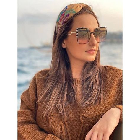 Momal Sheikh, Stylish Dpz, Pakistani Dress Design, Girls With Glasses, Pakistani Actress, Mirrored Sunglasses Women, Bollywood Fashion, Beauty Face, Pakistani Dresses