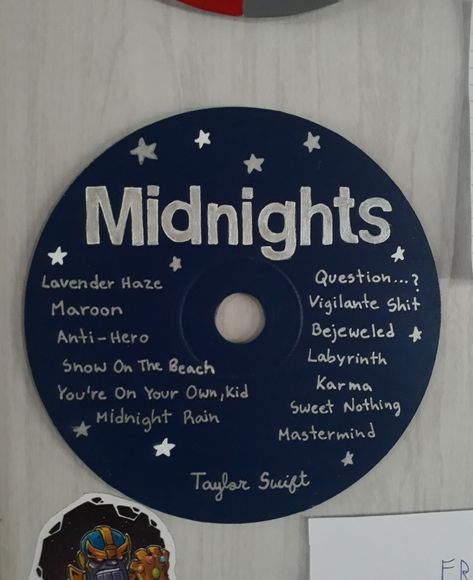 Swiftie Birthday Gift Ideas, Gift For A Swiftie, Reputation Gift Ideas, Taylor Swift Themed Presents, Taylor Swift Diy Crafts Easy, Decorating Cds, Presents For Swifties, Swiftie Gift Ideas Diy, Taylor Swift Room Decor Ideas Diy