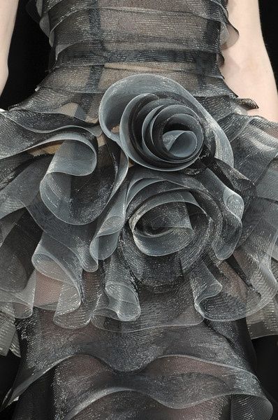 ooh la frou frou: Dream World Shingo Sato, Sculptural Fashion, Talbot Runhof, Mode Tips, Viktor Rolf, Couture Details, Grey Dress, 50 Shades Of Grey, John Galliano