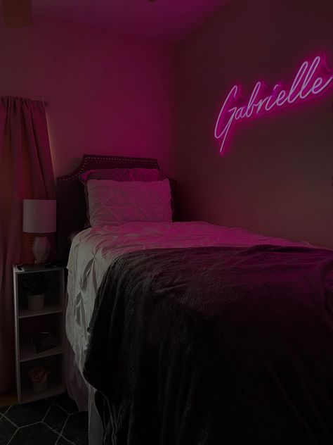 Dorm Neon Sign, Black Girls College Dorm Girl Rooms, Hot Pink Dorm Room Ideas, College Dorm Room Ideas Black Women, Black And Pink Dorm Room, Dorm Room Ideas Black Girls College, Hbcu Dorm Room Ideas, Dorm Bed Ideas, Pink College Dorm Room Ideas