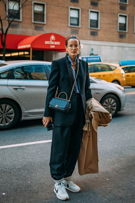 New York Fashion Week Street Style Is Here, So We Have Outfit Ideas to Last Us All Month Lucy Chadwick, Spring Outfits Casual Chic, Early Spring Outfits Casual, 2020 Street Style, Sport Chic Style, Spring Work Outfits, Winter Inspo, Comfy Dress, New York Fall