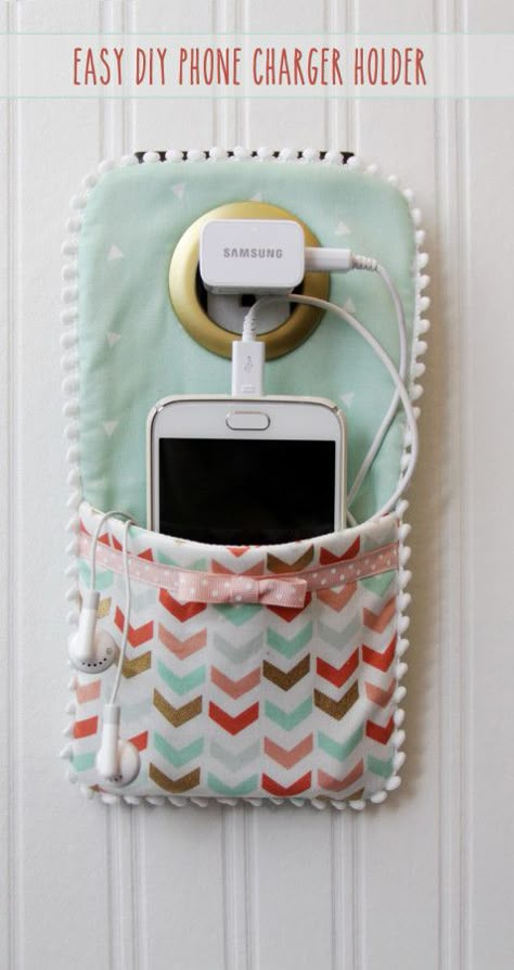 This easy DIY crafts Phone Charger is so easy to sew up and makes such a cute holder for your phone while it's charging! Diy Phone Charger, Projek Diy, Easy Crafts For Teens, Diy Sy, Projek Menjahit, Phone Charger Holder, Crafts For Teens To Make, Diy Projektit, Charger Holder