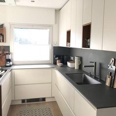 Kitchen Handleless, Galley Kitchen Layout, Kitchen Handle, White Kitchen Backsplash, Handleless Kitchen, Hidden Kitchen, Patio Kitchen, Kitchen Light, Light Kitchen