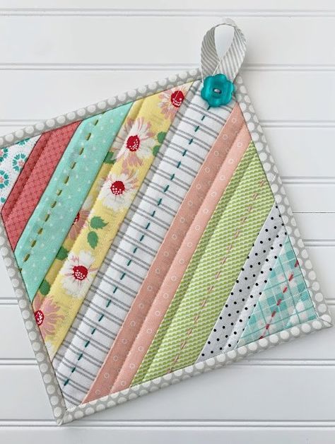 Quilted Potholder Pattern, Hot Pads Tutorial, Quilted Potholders, Potholder Patterns, Sew Ins, Quilted Gifts, Small Sewing Projects, Hot Pad, Creation Couture