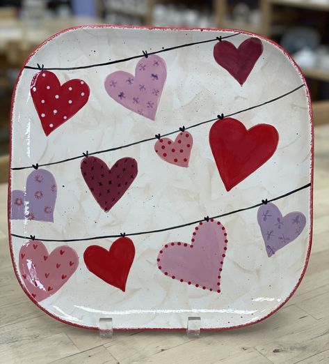 Hearts on the line Pottery Painting Ideas Valentines, Heart Ceramics Ideas, Valentine Pottery Ideas, Valentines Pottery, Porcelain Painting Ideas, Valentine Drawing, Coaster Ideas, Garden Rock Art, Paint Your Own Pottery