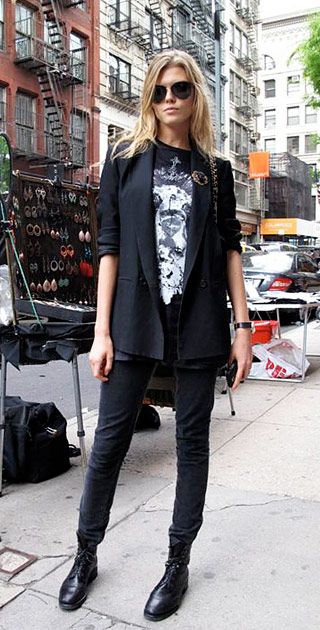 . Black Graphic Tee Outfit, Black Tee Outfit, Rock Chic Outfits, Look Office, Outfits Dressy, Graphic Tee Outfits, Edgy Chic, Rock Chic, Estilo Punk