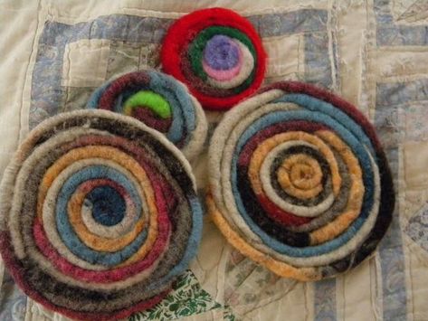 Felt Wall Hangings, Felted Wool Sweater Projects, Coasters Fun, Felted Coasters, Tovad Ull, Coaster Diy, Wool Coasters, Leftover Yarn, Roving Wool