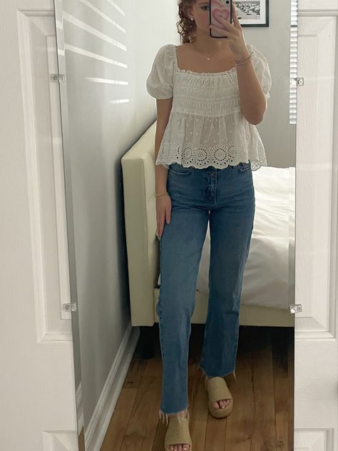 Cute White Tops With Jeans, White Blouse Blue Jeans Outfit, Summer Tops With Jeans, White Tops And Jeans Outfit, Jeans With Blouse Outfit, White Fitted Top For Picnic, Fitted Blue Top For Picnic, White Top Ideas, Easter Outfit Jeans