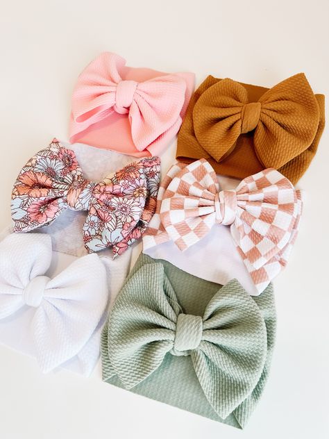 This Carmel Fancy Bullet Bow is the ultimate accessory for your little nestling. Crafted from durable bullet fabric, the Fancy bullet bow headwrap is designed to maintain its shape without sagging. Perfect for bringing home baby outfit, all the way to summer adventures! color: Carmel fabric type: Bullet Our Fancy Bullet Bows come in the following options: **Headwrap (5inch bow) **Nylon (5inch bow) **Clip (5inch bow) **Piggies (two 3inch bows on clips) Headwrap Sizing: -Newborn Headwrap: best fit How To Make Baby Bows, Baby Bows Diy, Bringing Home Baby Outfit, Newborn Headwrap, Diy Baby Bows Headbands, Infant Bows, Hair Bows For Babies, Diy Baby Bows, Toddler Head Wrap