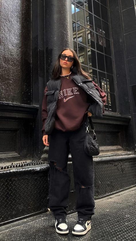 Tomboy Aesthetic Girl, Outfits W Hoodies, Streetwear Classy Outfit, Women Urban Outfits, Winter Outfit Inspiration Street Style, Tomboy Autumn Outfits, Brown Girl Outfit Ideas, Classy Tomboy Outfits Minimal Chic, Brown With Black Outfits