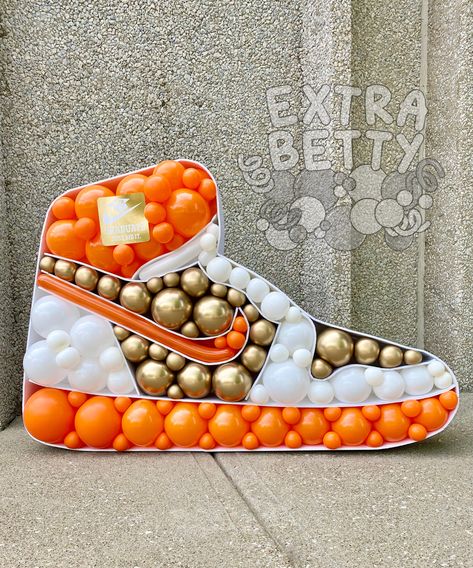 Nike sneaker balloon mosaic for a Cleveland graduation party! Love this "Just Did It" theme. Arch Balloon Garland, Baby Birthday Games, Balloon Mosaic, Arch Balloon, Sneaker Ball, Olympic Theme, Birthday Painting, Basketball Birthday, Baby Boy 1st Birthday