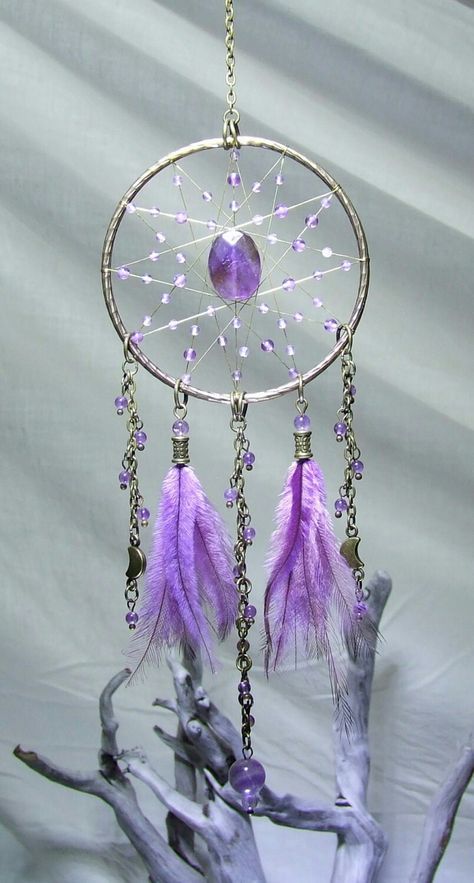 Dreamcatcher crystal elegance Chakra Dreamcatcher, Crystal Dreamcatcher, Dreamcatcher Diy, Purple Bedroom Decor, Atrapasueños Diy, Diy Dream Catcher Tutorial, Amethyst Pendulum, Dream Catcher Patterns, Dream Catcher Tutorial