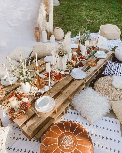 A neutral boho picnic with a pallet table, printed blooms, rugs, greenery, pampas grass and neutral textiles Boho Garden Party, Backyard Dinner Party, Picnic Birthday Party, Boho Birthday Party, Deco Champetre, Backyard Picnic, Picnic Inspiration, Picnic Decorations, Boho Picnic