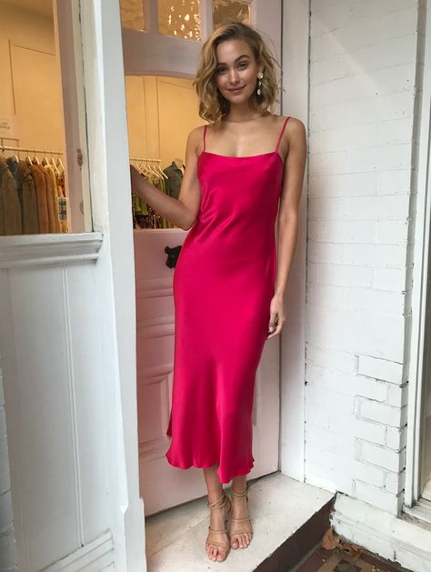 Hot Pink Dress Styling, Hot Pink Slip Dress Outfit, Red Dress Pink Shoes, Vestido Pink Midi, Slip On Dress Outfit, Hot Pink Dress Outfit Party, Pink Midi Dress Outfit, Hot Pink Dress Formal, Pink Slip Dress Outfit