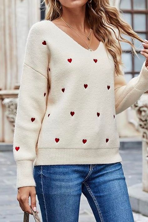 Need a cute cozy outfit for Valentine’s Day? I’ve got you covered! These comfy sweaters from Amazon are perfect. They’ll have you feeling festive and comfortable at the same time. I made sure to include the staple Valentine’s Day colors: some vibrant pinks and reds, and then also included some neutrals in case that’s more your vibe. Visit A Jetset Journal and shop these women's valentine's day outfit ideas for pairing comfy sweaters with jeans and leggings! Loose Knitwear, Dirndl Outfit, Beige Pullover, Womens Knit Sweater, Embroidery Hearts, Pull Beige, Barbie Mode, Bandeau Tops, Mini Robes