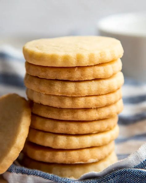 Best Shortbread Cookie Recipe, Melt In Your Mouth Cookies, Best Shortbread Cookies, Caramel Shortbread, Gooey Chocolate Chip Cookies, Classic Cookies Recipes, Best Cookies Ever, Shortbread Bars, Like Mother Like Daughter