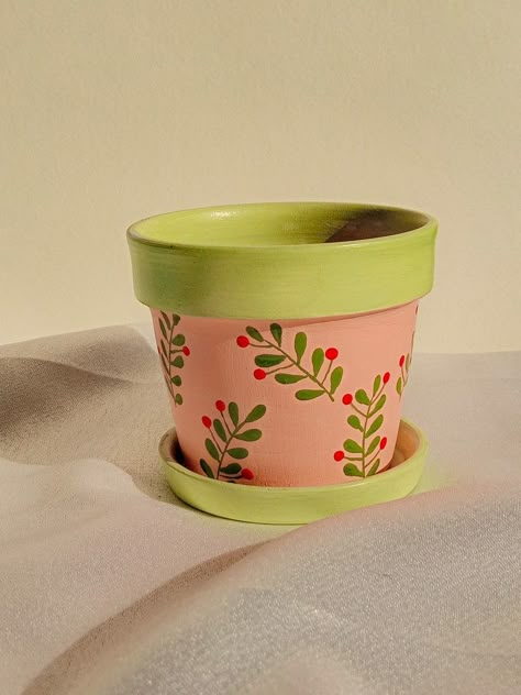 Mini Clay Pot Painting Ideas, Painting Kulhad, Painted Plant Pots Aesthetic, Hand Painted Vases Pottery, Aesthetic Pot Painting, Flower Pot Painting Ideas Aesthetic, Barro Design, Terracotta Pot Painting Ideas, Clay Pot Painting