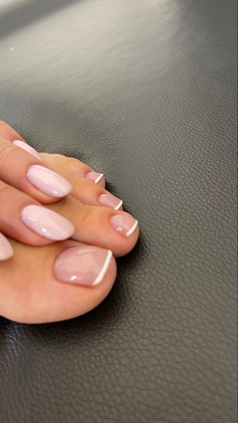 Micro French Pedicure, No Chip Pedicure, Bride Pedicure Wedding Day, Neutral Pedicure Ideas, Classy Pedicure Ideas, Mermaidcore Nails, Nail Designs August, Pedicure Natural, Pedicure Aesthetic