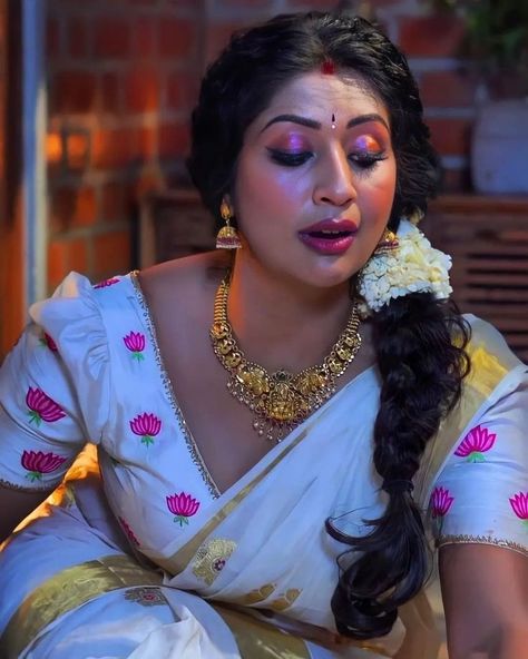 Navya Nair, Beauty Smile, Arabian Beauty Women, Bollywood Girls, Indian Actress Hot Pics, India Beauty, Girl Face, Beauty Women, India