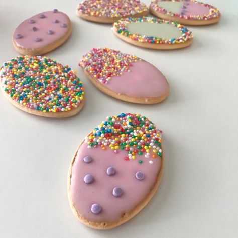 DECORATING EASTER COOKIES Easter Kids Ideas, Kids Cookie Decorating, Toddler Baking, Handicrafts Ideas, Arrowroot Biscuits, Balmoral House, Easter Popcorn, Biscuit Decorating, Nail Easter