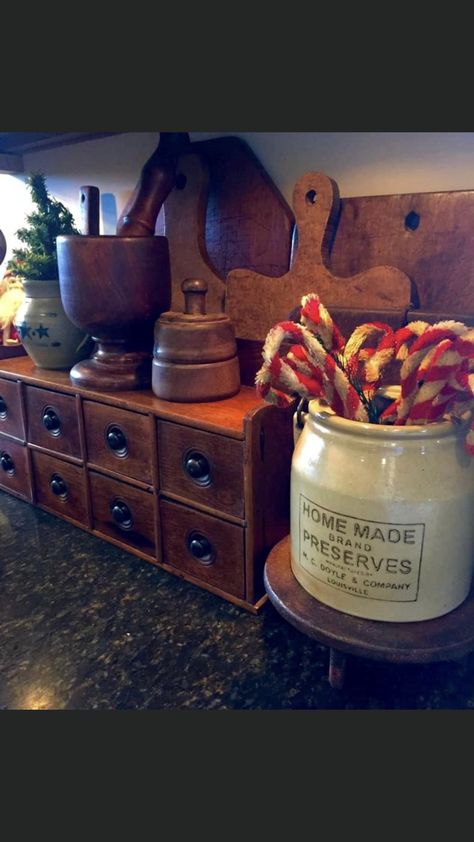 Antique Spice Cabinet, Primitive Kitchen Ideas, Longerberger Baskets, Antique Decorating, Spice Cabinets, Prim Kitchen, Primitive Shelves, Primitive Interiors, Antique Ideas