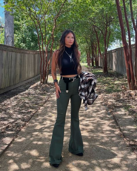 The olive Fiona's are a must for autumn!😍🍂 Styled by: @lorilynngranger0 #fall #outfitinspo #spookyseason #plussizefashion #comfortable #womensfashion #backtoschool #falloutfits Fall Football Outfit, Country Concert Outfit Fall, Western Fall Outfits, Country Fall Outfits, Fashion Midsize, Photoshoot Party, Fall Fashion Sweaters, Outfit Western, Style For Fall